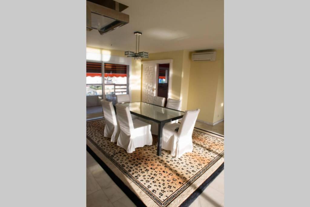 מארבלה Penthouse With Private Pool, Hot Tub Jacuzzi With Sea Views And Chill-Out Zone, Close To The Sea מראה חיצוני תמונה