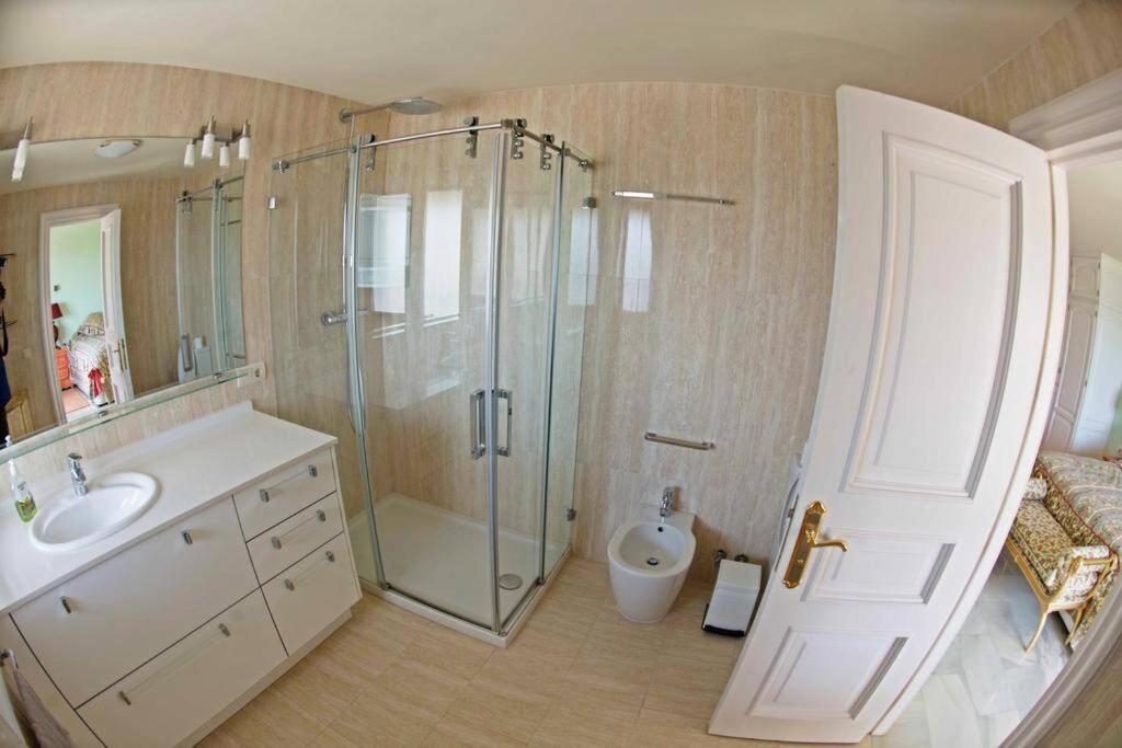 מארבלה Penthouse With Private Pool, Hot Tub Jacuzzi With Sea Views And Chill-Out Zone, Close To The Sea מראה חיצוני תמונה