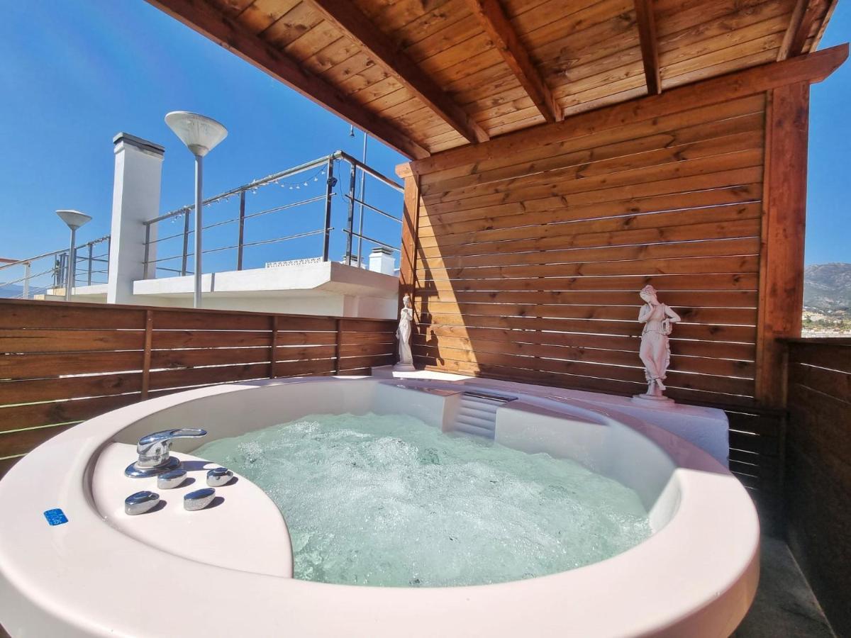 מארבלה Penthouse With Private Pool, Hot Tub Jacuzzi With Sea Views And Chill-Out Zone, Close To The Sea מראה חיצוני תמונה